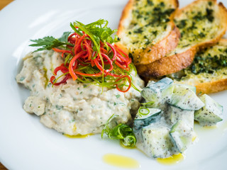 hummus with garlic bread