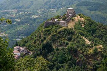Fototapeta na wymiar Verrucole fortress, San Romano in Garfagnana, Tuscany, Italy