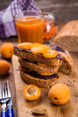 sandwich with apricot