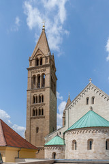 Fototapeta na wymiar Cathédrale Saint-Pierre, Pecs, Hongrie
