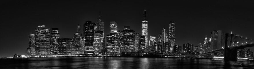 New York City Manhattan skyline van de binnenstad in de schemering met wolkenkrabber