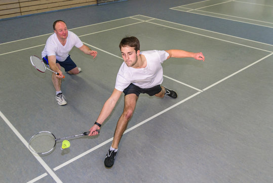 Kampfgeist und Einsatz beim Badminton-Doppel