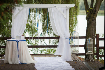 The wedding archway on the cremony