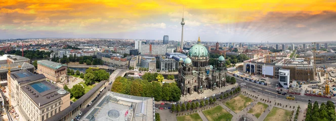 Berliner Dom und Gebäude aus der Luft, Deutschland © jovannig