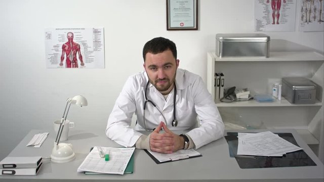 Фото кабинета врача в поликлинике Senior Eye Doctor Відеоматеріал - огляд 1,103 Стокові відео і відеоматеріали у ф