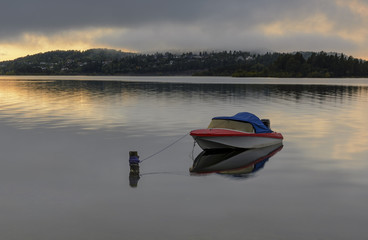 Łódka na jeziorze o wschodzie słońca/Norwegia © rafcio7618