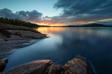 zachodzące słońce nad jeziorem/Norwegia