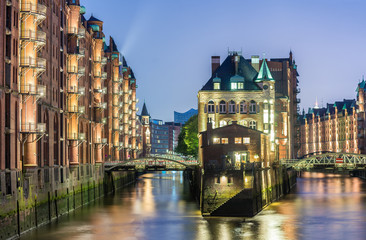 Fototapeta premium Hamburg, Germany - Popular Water Castle at night in the warehous