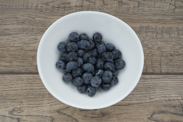 Ягоды голубики в белой миске