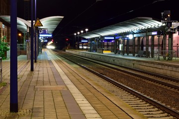 Langzeitbelichtung Bahnhof bei Nacht