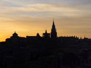 Fototapeta na wymiar Toledo contraluz durante la puesta de sol