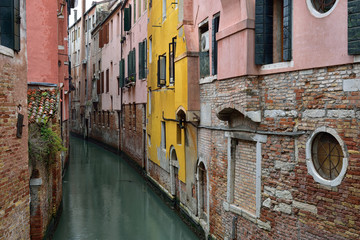Fototapeta na wymiar Kanäle und alte Häuser in Venedig
