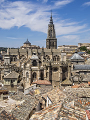 Fototapeta na wymiar Vista de la catedral y tejados de Toledo