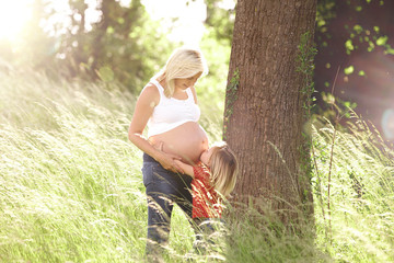 Fototapeta premium frau schwanger mit tochter