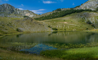Fototapeta na wymiar Lake surrounded by beautiful mountains