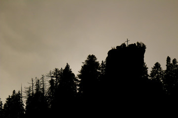 silhouette serale della turriggia in costa al monte cistella in valle ossola
