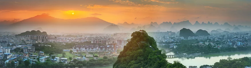 Papier Peint photo Guilin Paysage des montagnes de Guilin, de la rivière Li et du Karst. Situé près du comté de Yangshuo, province du Guangxi, Chine