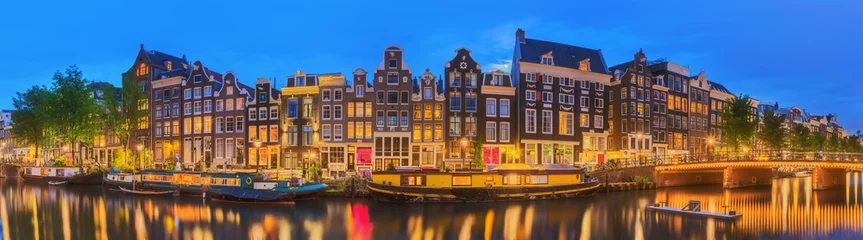 Fotobehang Amstel rivier, grachten en nacht uitzicht op de prachtige stad Amsterdam. Nederland © boule1301