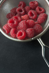Himbeeren in einem Sieb
