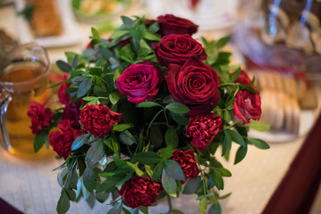 Obraz na płótnie Canvas The vase with roses on the wedding table