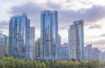 Obraz premium Skyline Vancouver, Wolkenkratzer in der Abenddämmerung