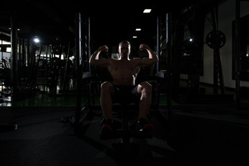 Fototapeta na wymiar Siluet Bodybuilder Man Posing In The Gym