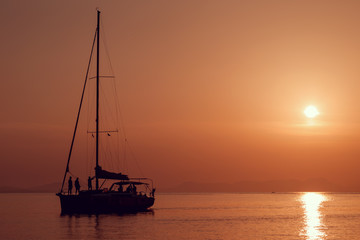 Fototapeta premium Sailing to sunset