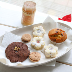 Crunchy cookies on the plate