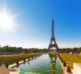 Fototapeta na wymiar Eiffel Tower and fountain at Jardins du Trocadero. Morning time scene. Paris, France