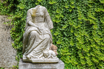 Fototapeta premium Statue without head with a kitten