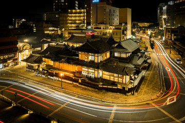 Fototapeta premium Nocny widok na budynek główny Dogo Onsen