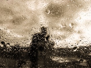 krople deszczu na szybie © blesz