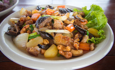 Stir-fried pork with cashew nuts