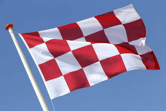 Flagge der niederl&auml;ndischen Provinz Noord-Brabant im Wind