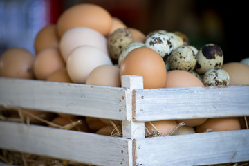 Huevos en una cesta de gallina y codorniz.
