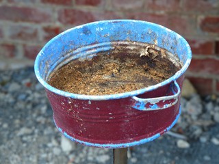 Alter rostiger Blecheimer in Rot und Blau an einer Baustelle am alten Hafen am Dortmund-Ems-Kanal...