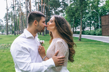 Naklejka premium gorgeous wedding couple in the park