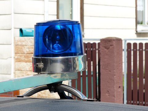 Blaulicht eines amerikanischen Polizeiwagen der Siebzigerjahre im Sommer bei Sonnenschein beim Oldtimertreffen Golden Oldies in Wettenberg Krofdorf-Gleiberg bei Gie&szlig;en ins Hessen