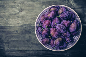 Zwetschgen in einen Teller