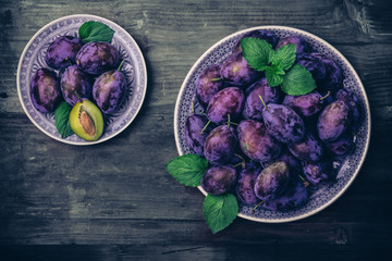 Zwetschgen in einen Teller