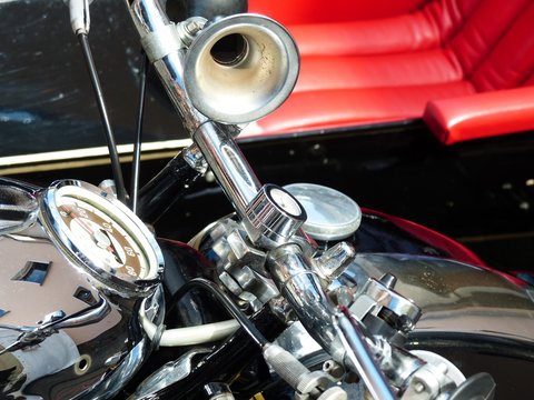 Verchromte Hupe und Armaturen eines deutschen Motorrad mit Beiwagen der F&uuml;nfzigerjahre im Sommer beim Oldtimertreffen Golden Oldies in Wittenberg Krofdorf-Gleiberg bei Gie&szlig;en in Hessen