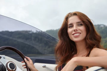 Tableaux ronds sur plexiglas Anti-reflet Sports nautique Vacances d& 39 été - jeune femme conduisant un bateau à moteur