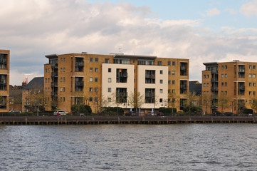 Häuser am Themse Ufer in London
