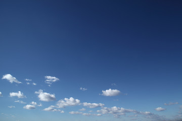 地平線近くに浮かぶ雲と大空