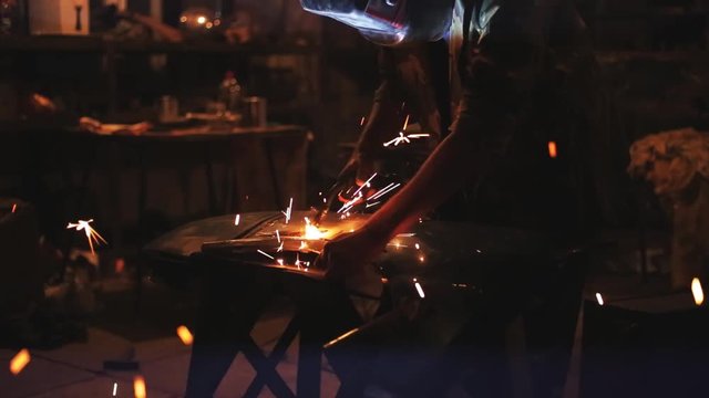 Искры во время сварки металла