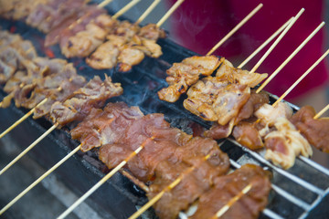 Roasting pork skewers on stove