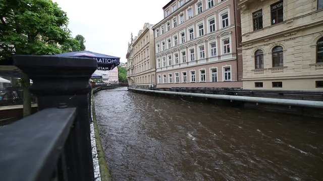 Набережная реки Теплы в Карловых Варах
