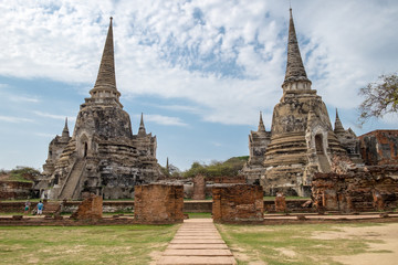 Obraz premium Temple ancient white grey pagoda place of worship famous in wat phra sri sanphet,ayutthaya, thailand