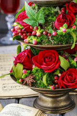  Floral decoration with red roses, mistletoe and moss. Step by s