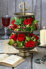  Floral decoration with red roses, mistletoe and moss. Step by s